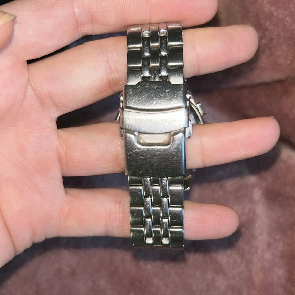 Michael Kors watch, in great construction, needs new batteries. - Picture 9 of 14